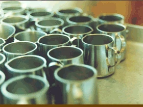 Metallbecher im Café Weinberger