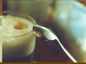 Cappuccino wird umgerührt