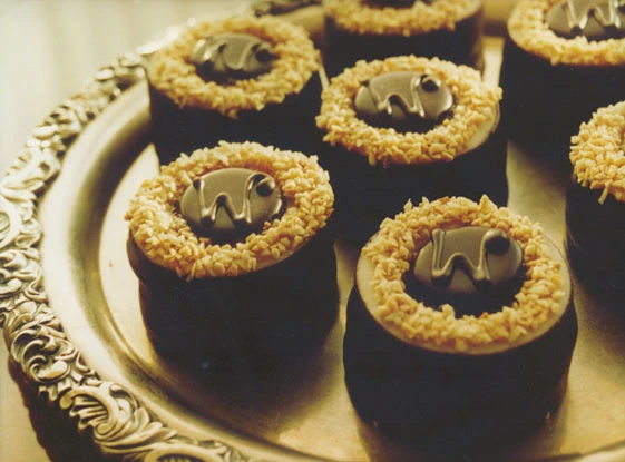 Pralinen mit dem Weinberger-„W" auf einer Silberplatte